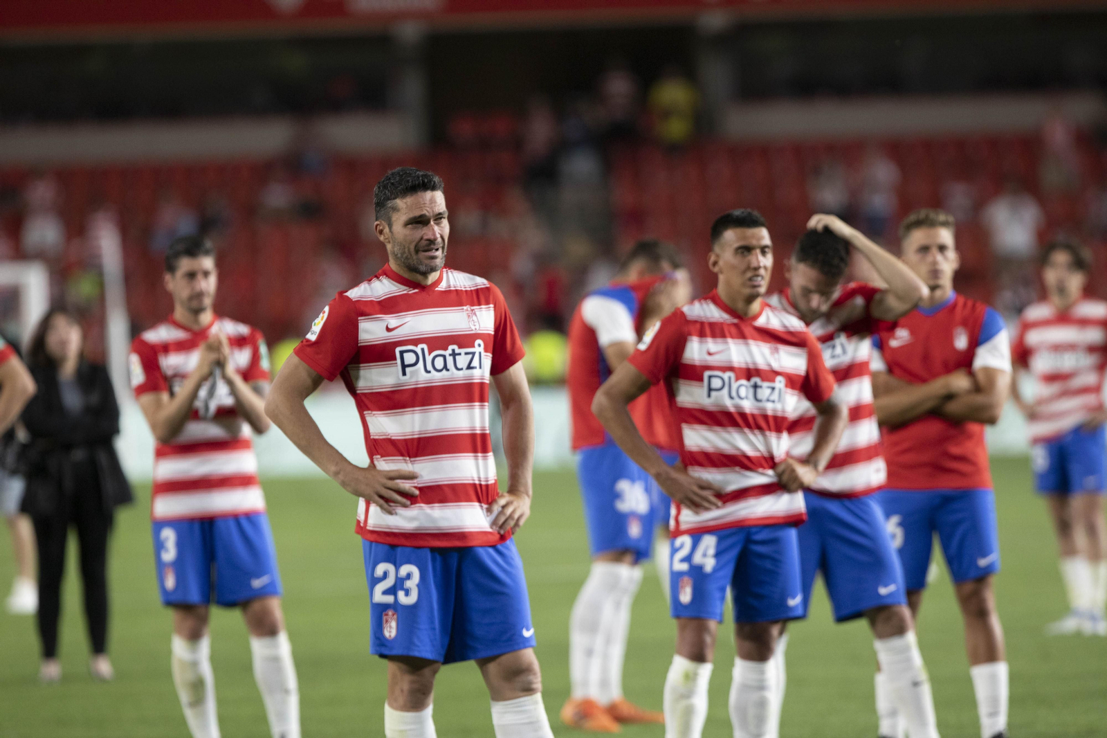 El desconsuelo tras el descenso del Granada CF, en imágenes