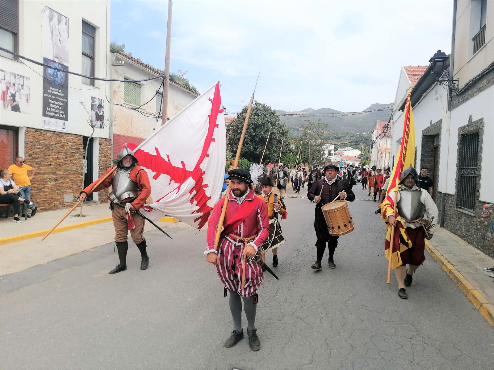Desfile de tropas, desde la entrada del pueblo hasta la plaza de la iglesia.