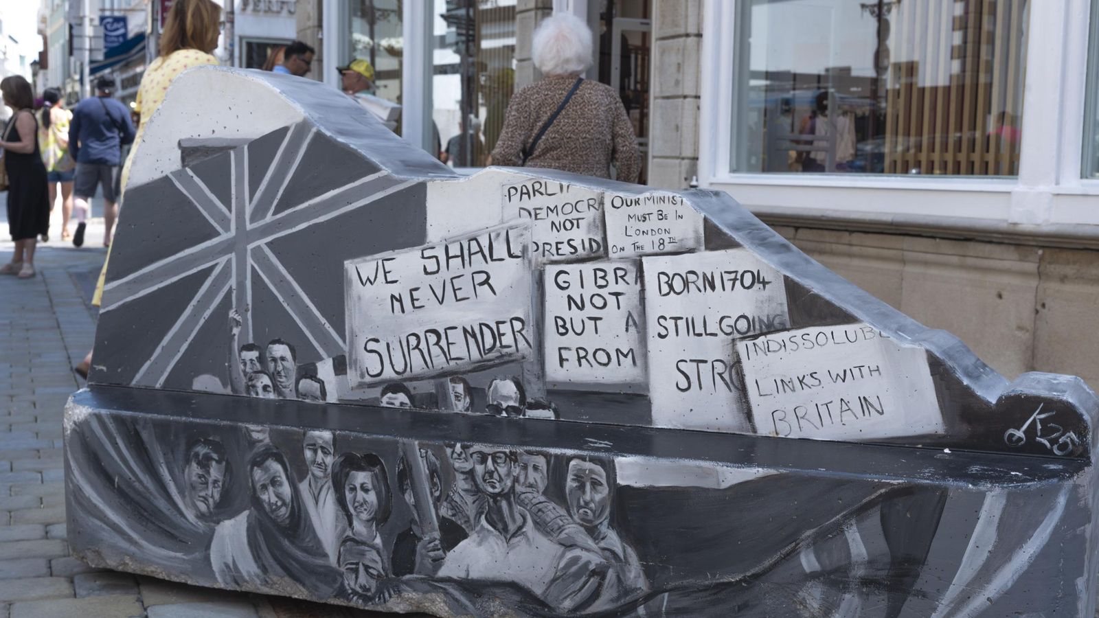 Un bloque de hormigón decorado en la calle Real de Gibraltar.