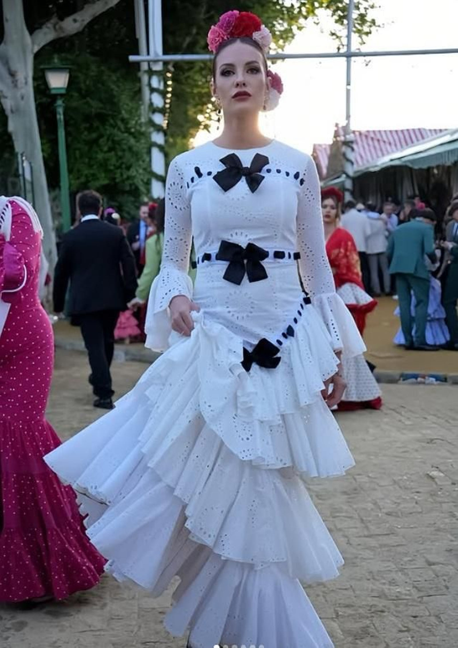 Jessica Bueno vestida de flamenca en la Feria de Abril.