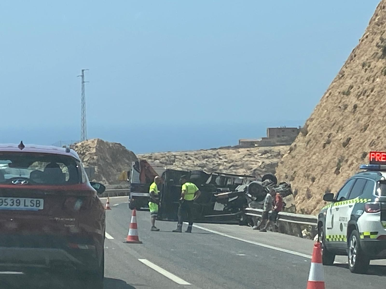 El camión ha quedado ocupando parte de la Autovía A-7 a su paso por Almería.