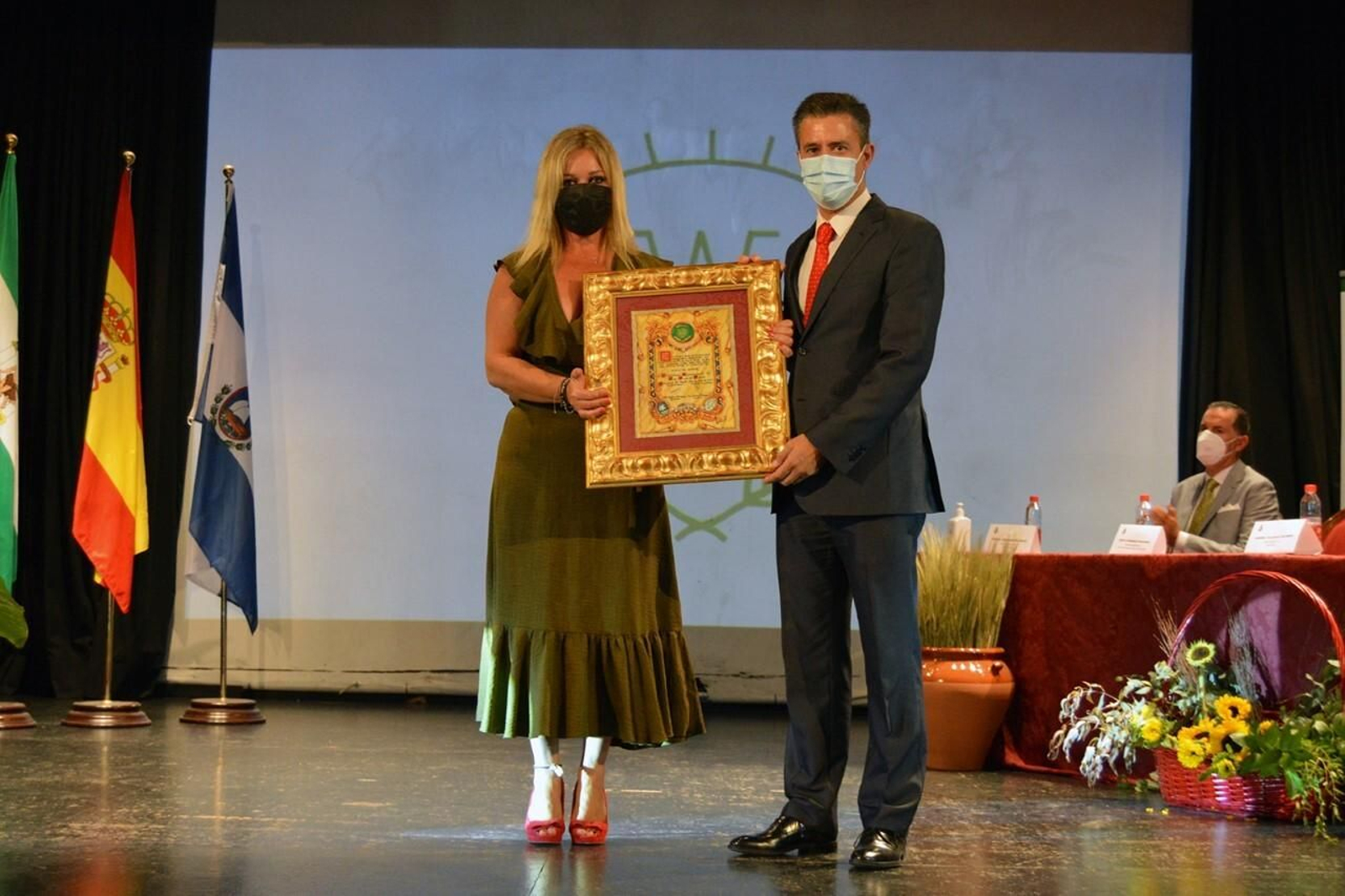 La alcaldesa recibe el nombramiento del Ayuntamiento de manos de Gabriel Villegas.