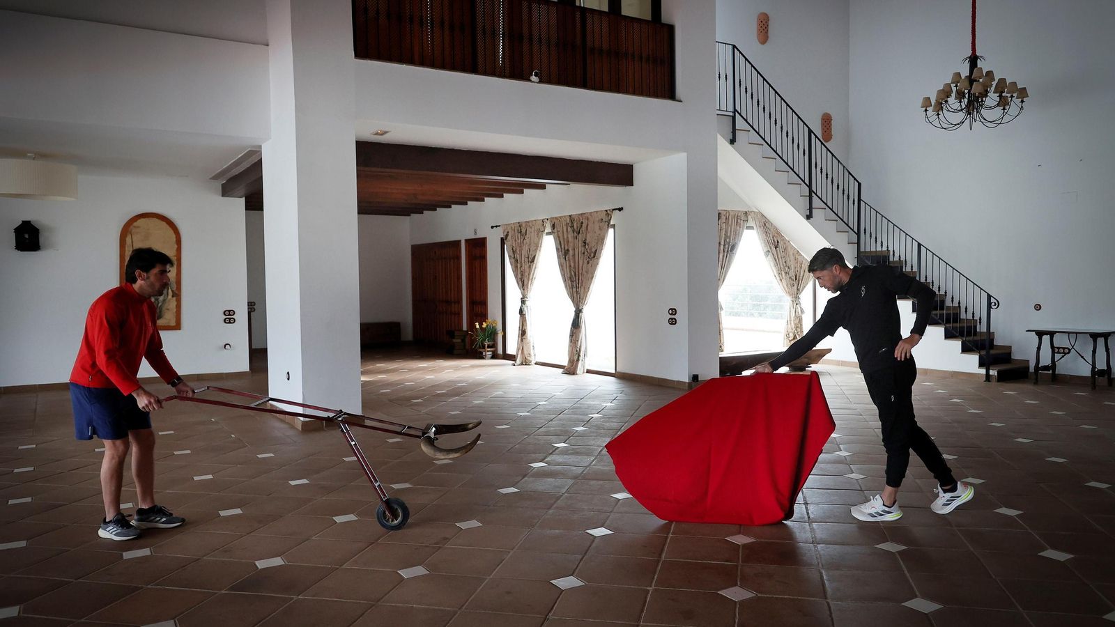 El diestro de Gerena, torea de salón en una de las estancias de La Caprichosa con el banderillero Felipe Proenza.