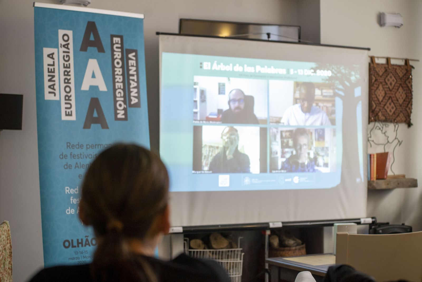 Una participante en una de las mesas redondas online.