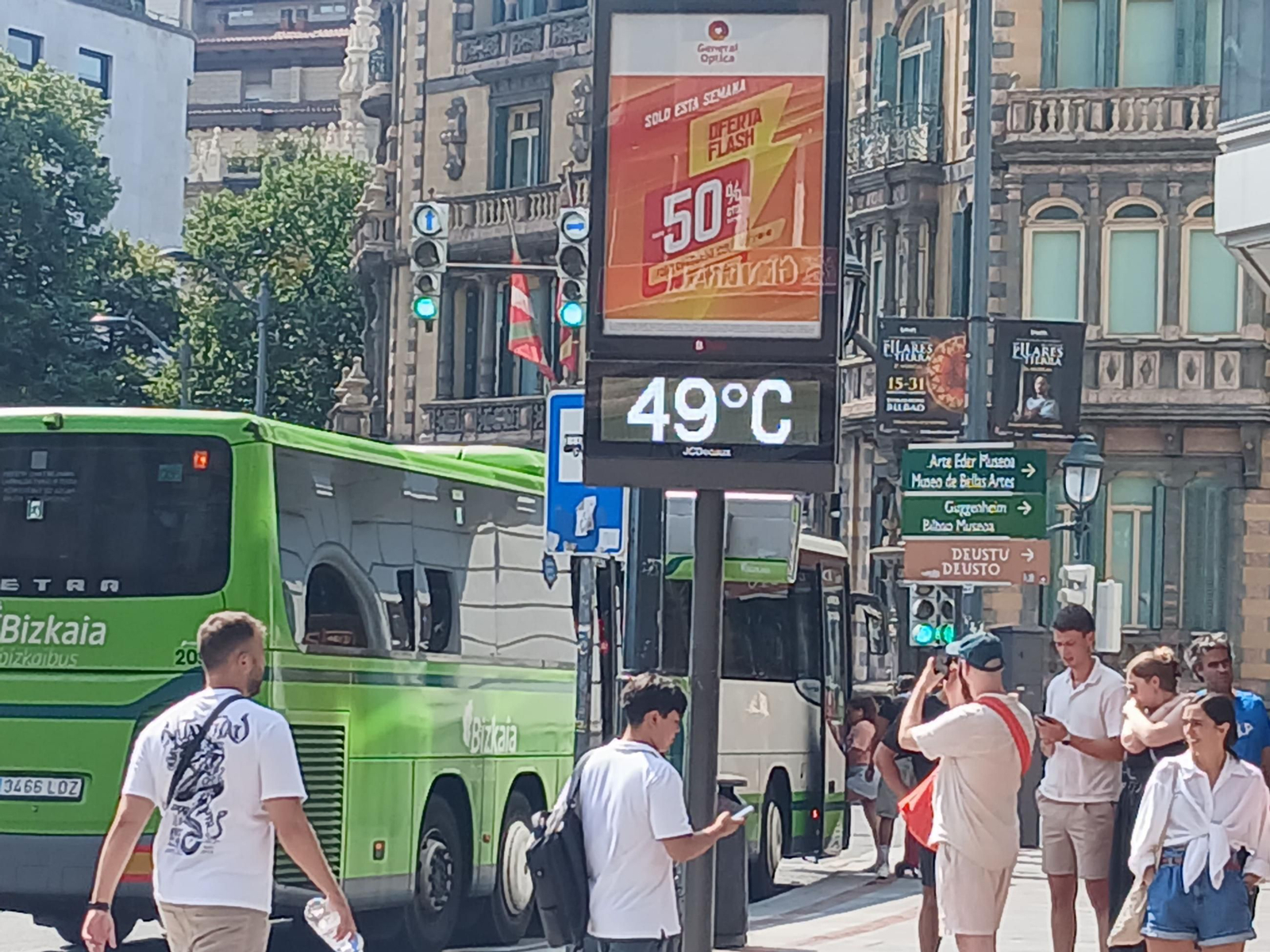 Un termómetro marcando 49 grados en Bilbao.