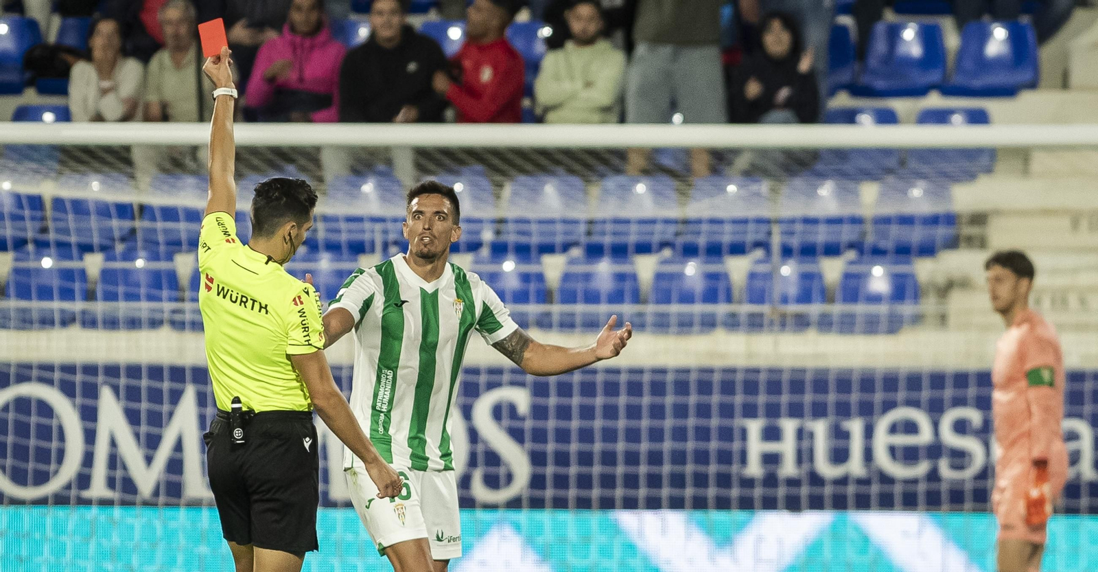 José Antonio Martínez ve la tarjeta roja en el Huesca - Córdoba CF.