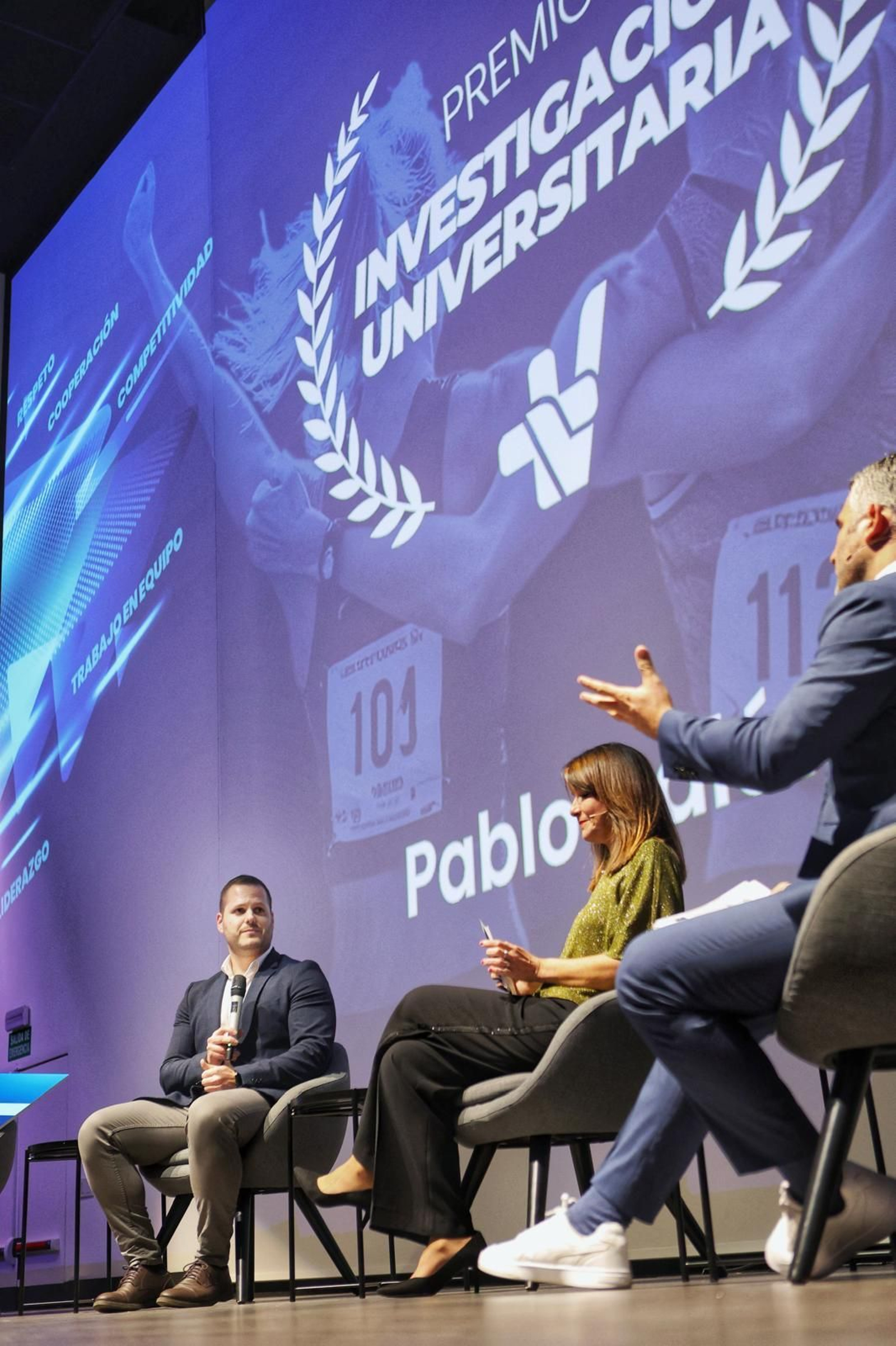 El primer premiado de la noche, Pablo Galán, fue reconocido por su investigación científica Condición física para la salud El primer premiado de la noche, Pablo Galán, fue reconocido por su investigación científica Condición física para la salud