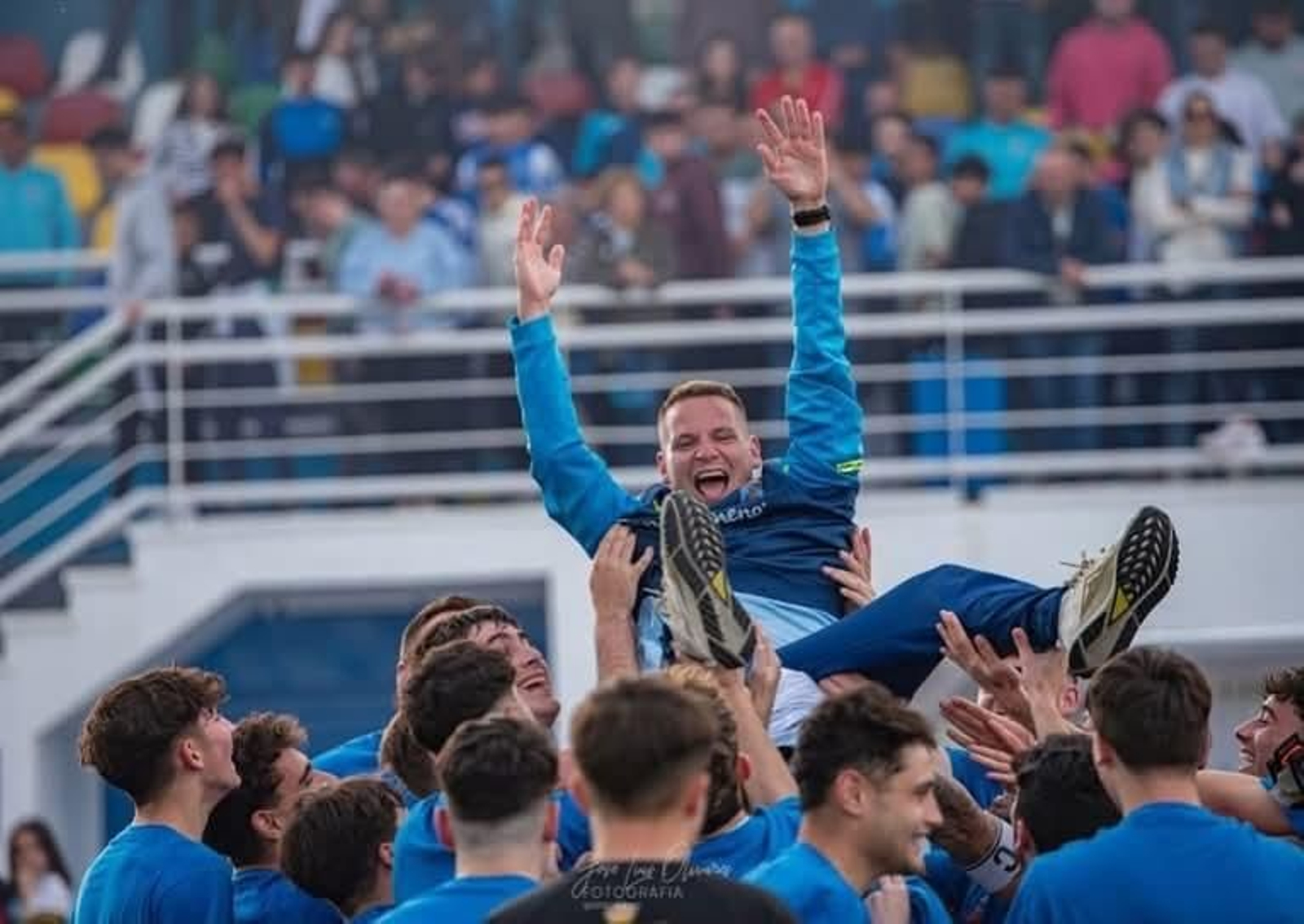 Salva Sánchez, manteado por sus jugadores tras el ascenso.