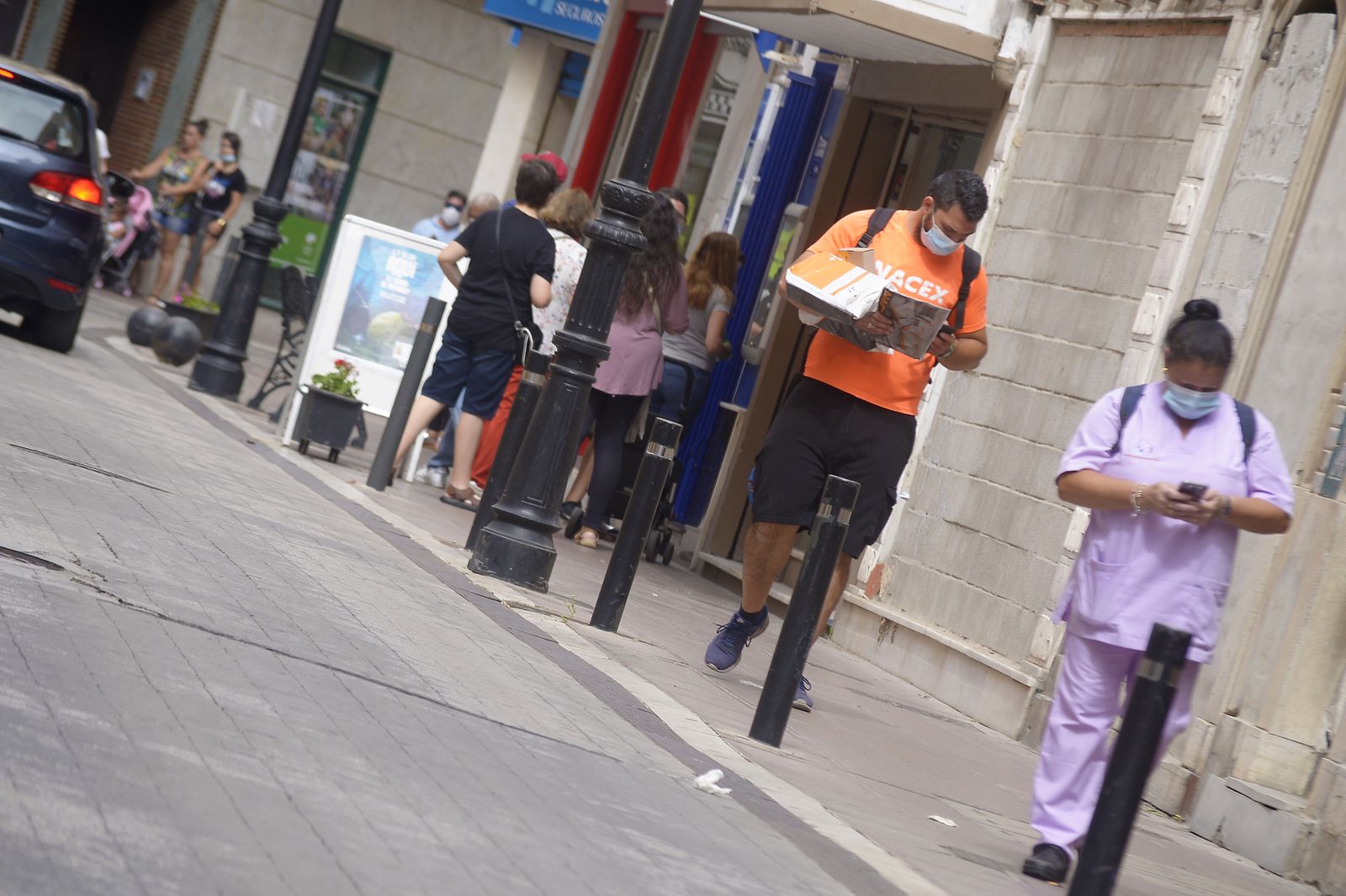 Imágenes del primer día de obligatoriedad de las mascarillas en La Linea.