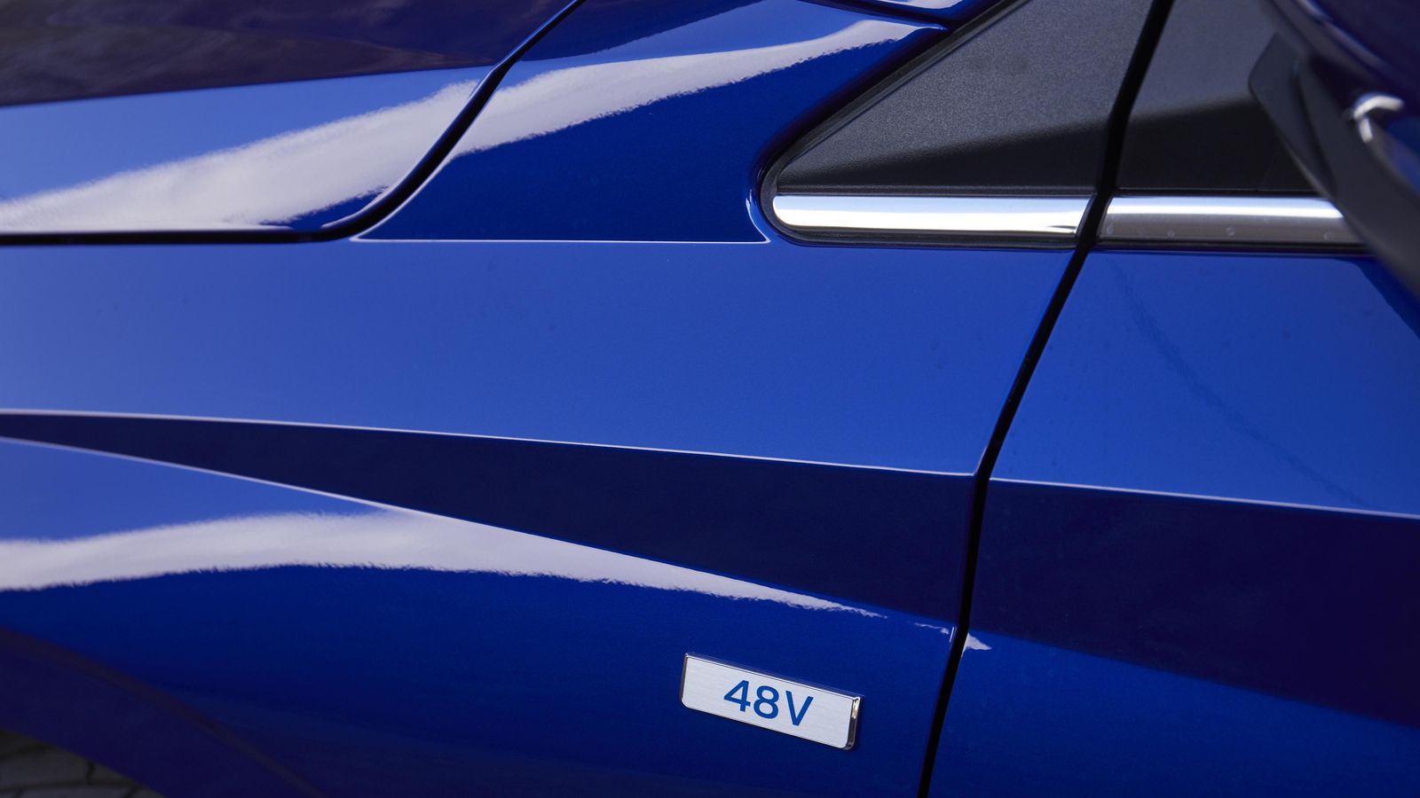 Esta insignia en las aletas da una pista de qué motor lleva bajo el capó el Hyundai i20.