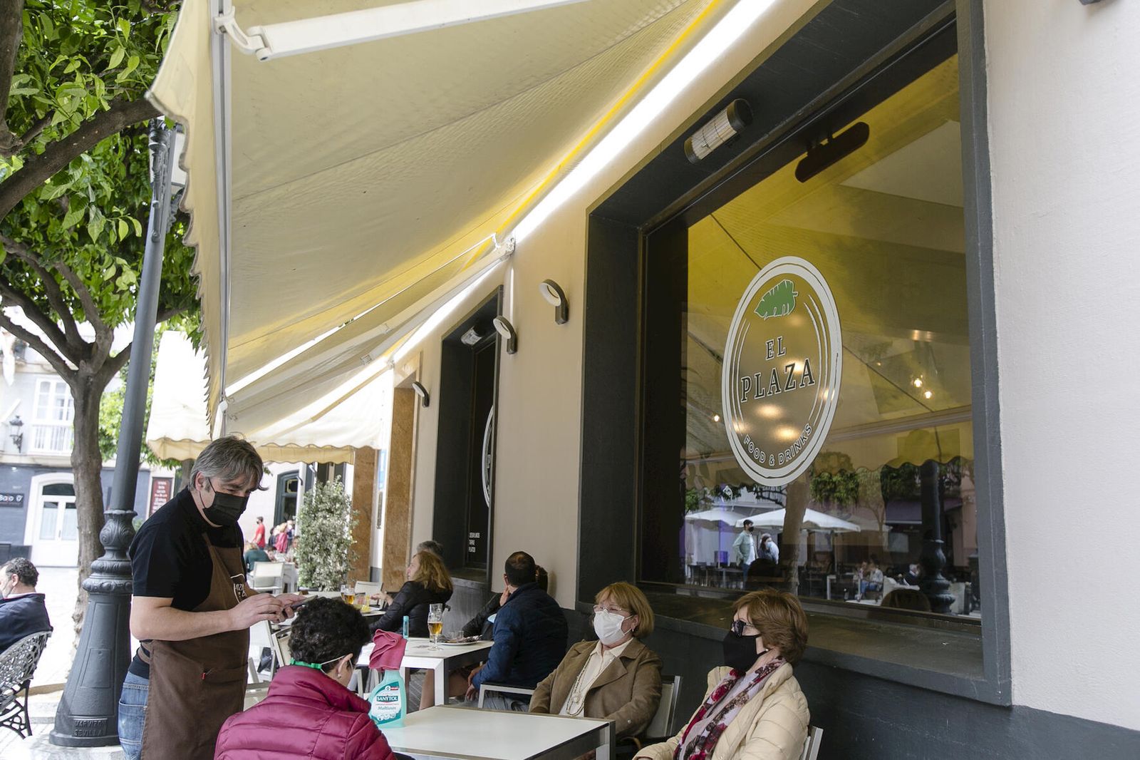 La terraza de El Plaza, junto al Hotel de Francia y París.