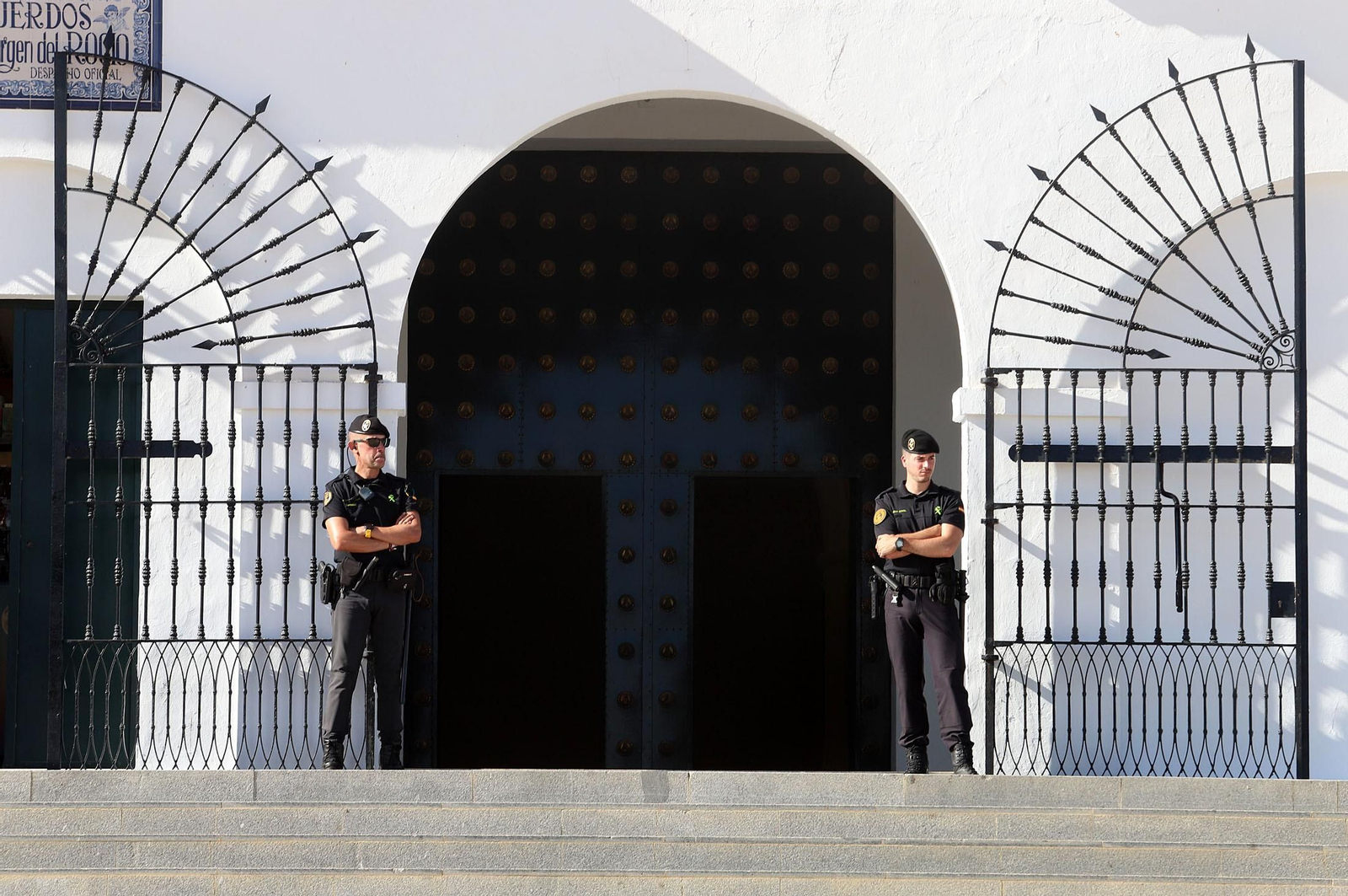 Ambiente en la aldea del Rocío previo a la llegada de las Hermandades, en imágenes