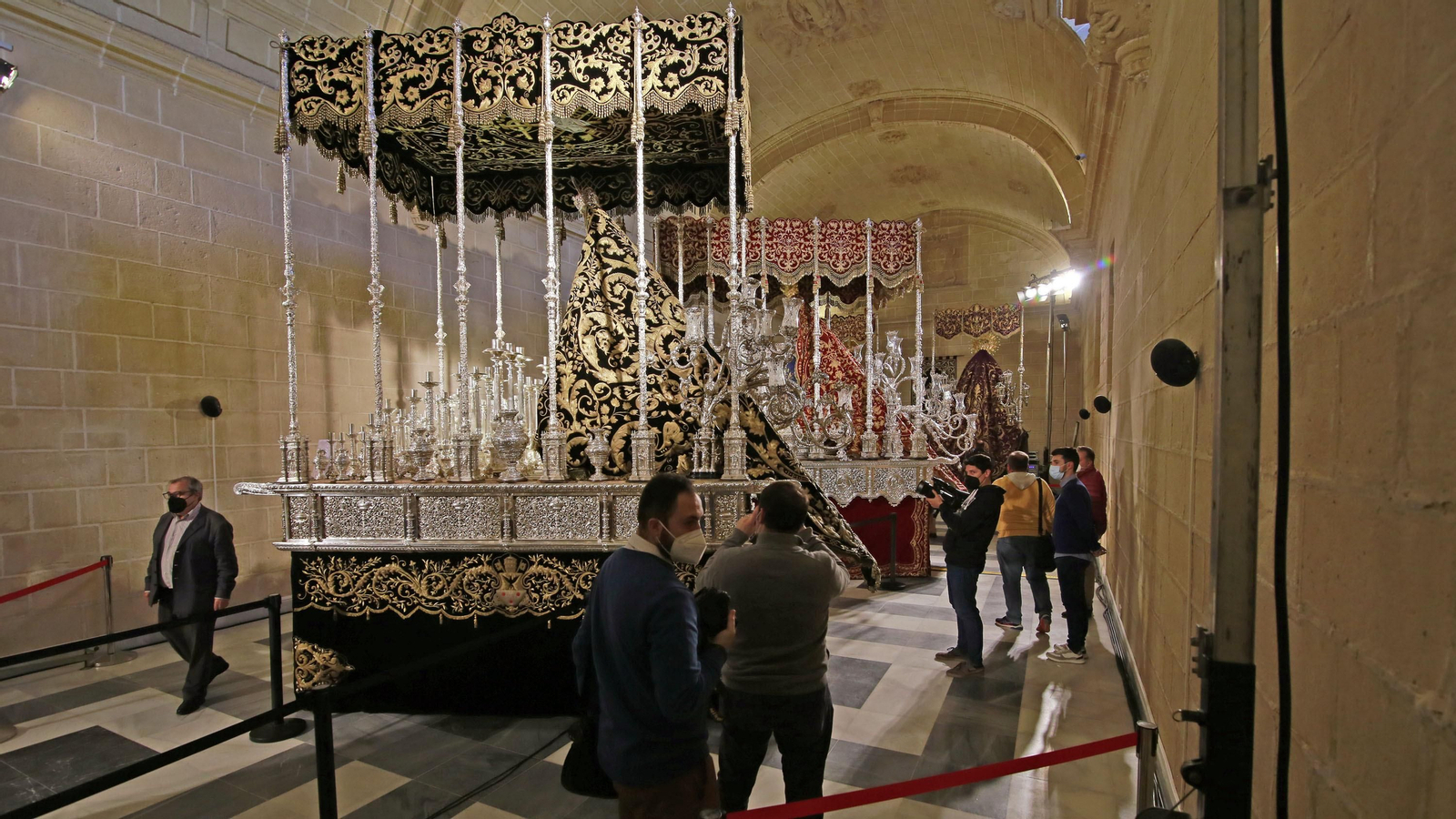 Imágenes de la magna exposición de las cofradías en Los Claustros