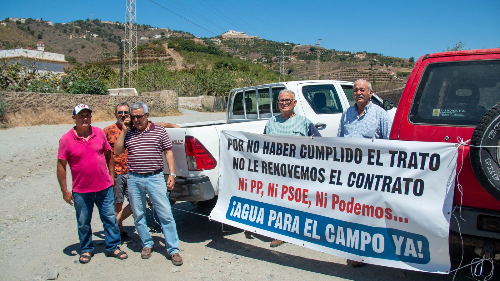 Algunos agricultores con una de sus proclamas para solicitar el agua para el campo