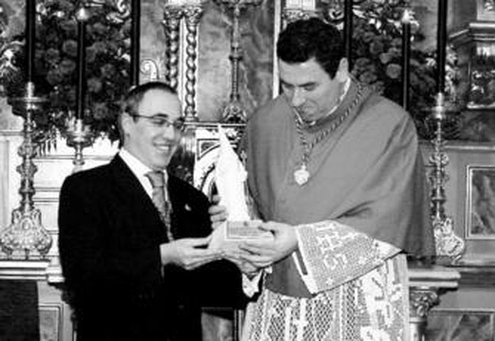 Enrique Marín junto al canónigo Martín Campos, premiado también por su pregón a Prendimiento.