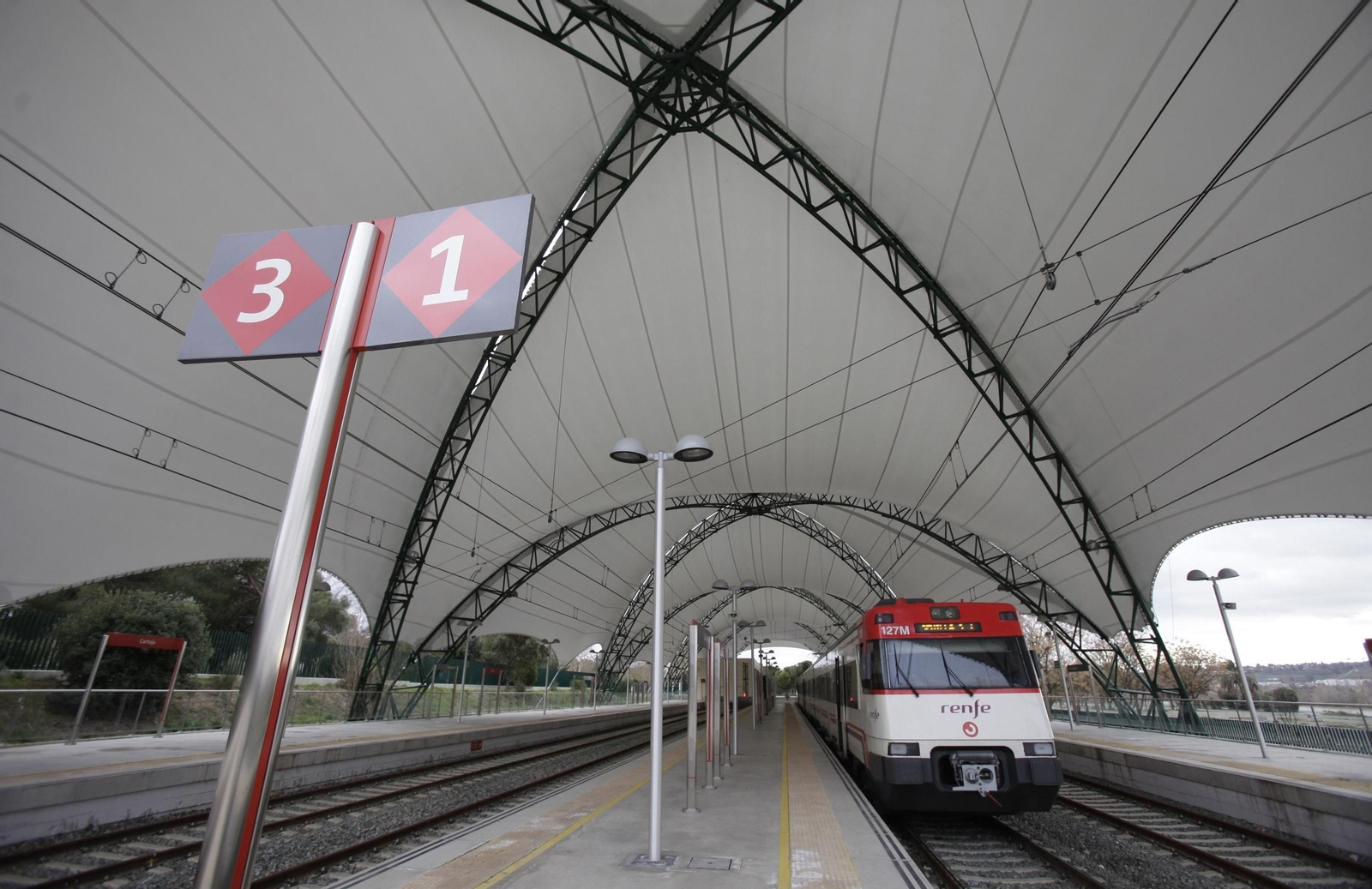 El Cercanias de la Cartuja, en la imagen, no llega a la Torre Sevilla ni al Metro de Blas Infante.