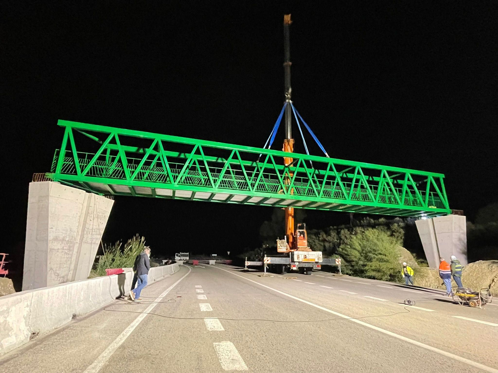La pasarela de Cuartillos se colocó de madrugada para que afectase al tráfico lo menos posible.