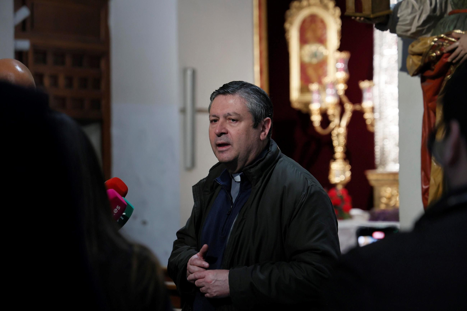 El párroco, Carlos Coloma, atiende a la prensa.