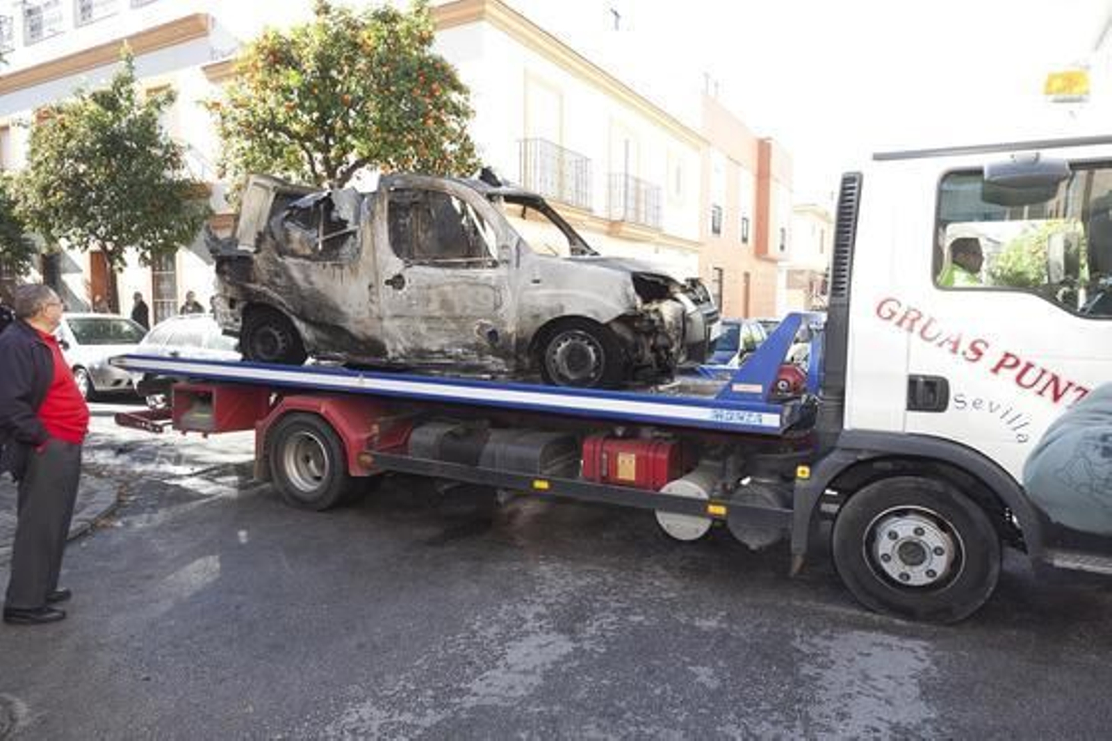 Una grúa recoge la furgoneta siniestrada.

Foto: EFE