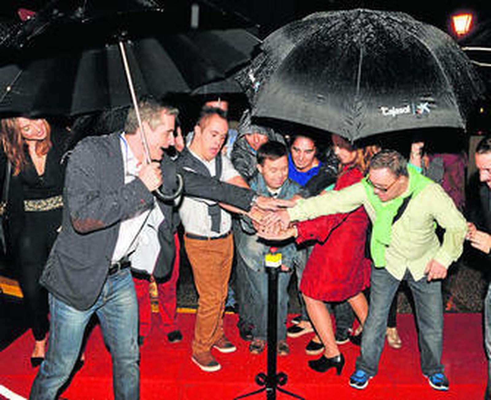 Los alumnos del centro ocupacional Juan Candil, junto al alcalde, fueron los encargados de encender el alumbrado.