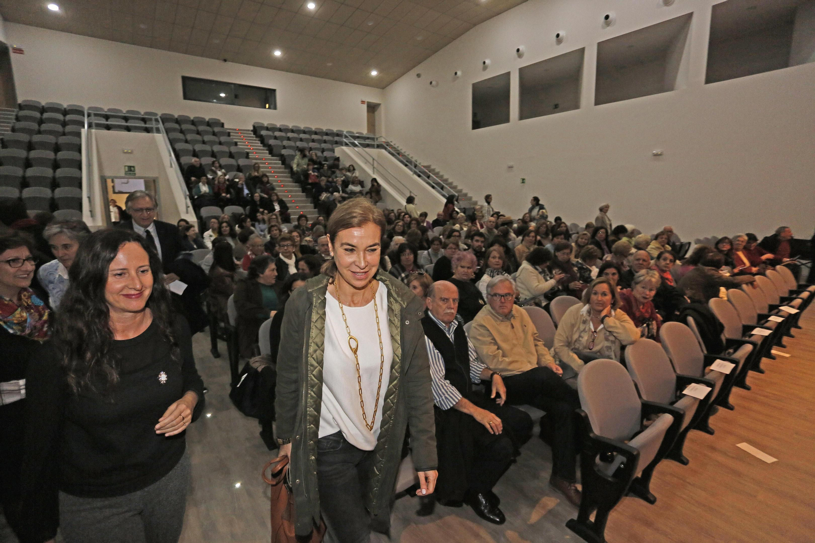 Carmen Posadas, ayer a su llegada al Centro Social Blas Infante.