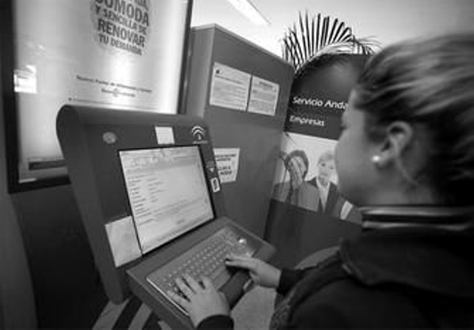 Una joven busca empleo en uno de los puestos virtuales de las oficinas del SAE.
