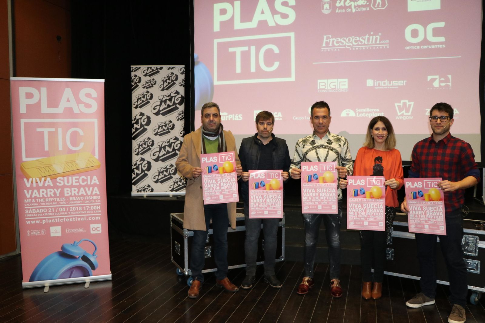 La concejala Julia Ibáñez con Adrián Buendía y Abel Fernández y Germán López de Óptica Cervantes.