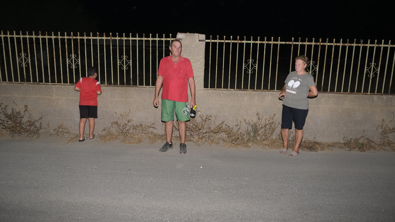 Vecinos vigilando sus cortijos en la noche