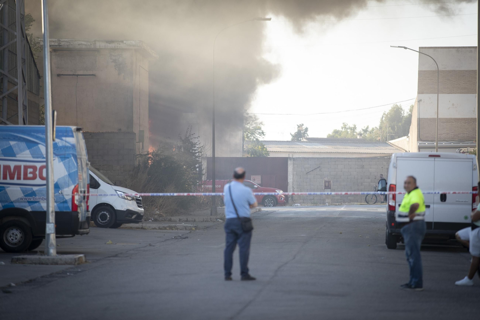 Los Bomberos de Granada trabajan en la extinción de un incendio en el Polígono Asegra: las imágenes