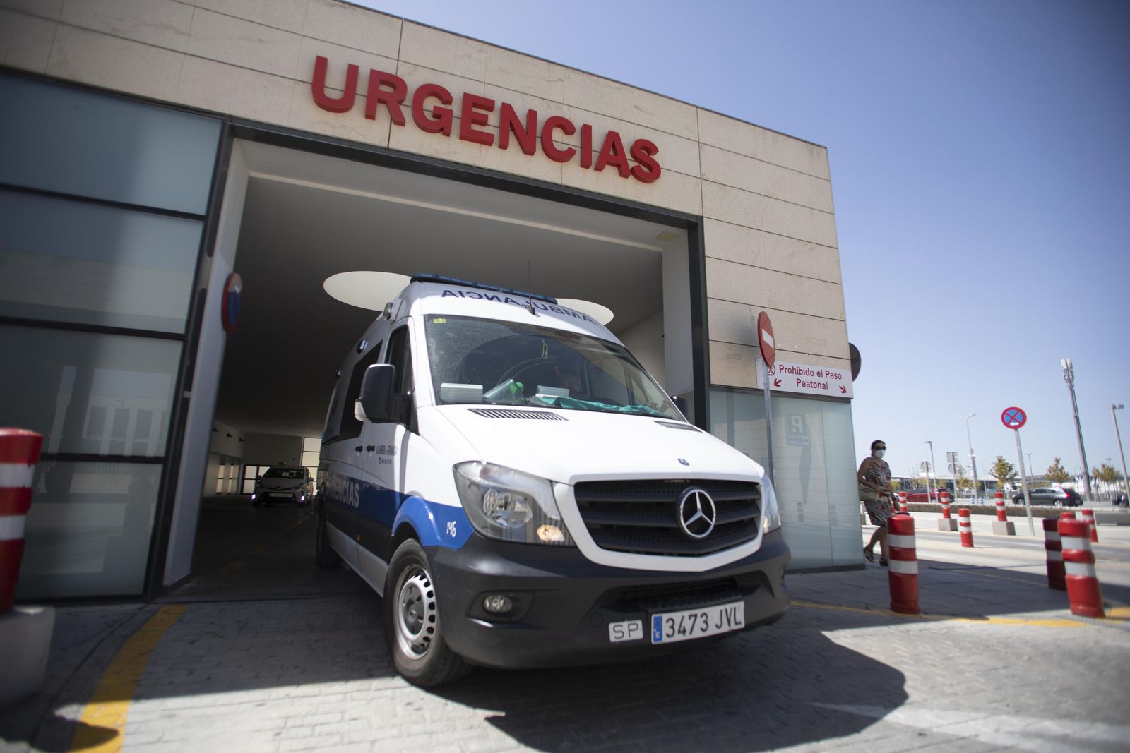 Una ambulancia en las Urgencias del Clínico del PTS