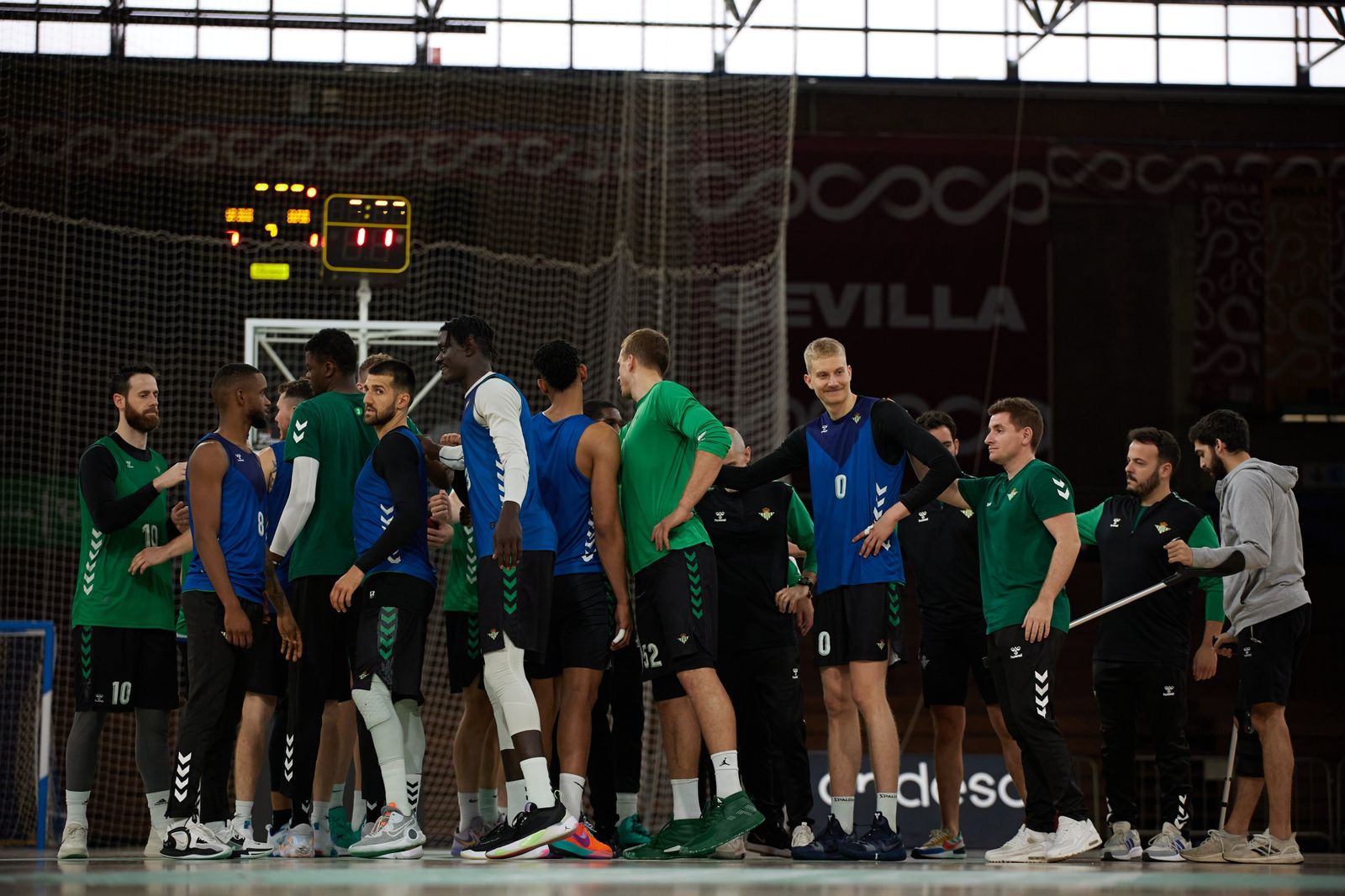 La plantilla del Betis Baloncesto hace piña en un entrenamiento antes de medirse con el Real Madrid.