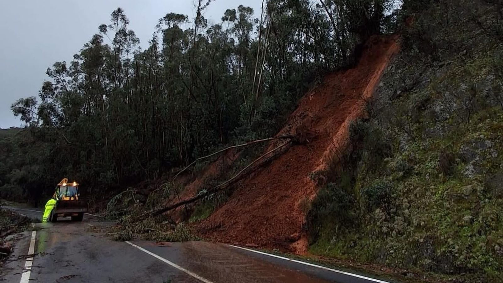 Trabajos de la Diputación en las carreteras onubenses dañadas por el temporal.