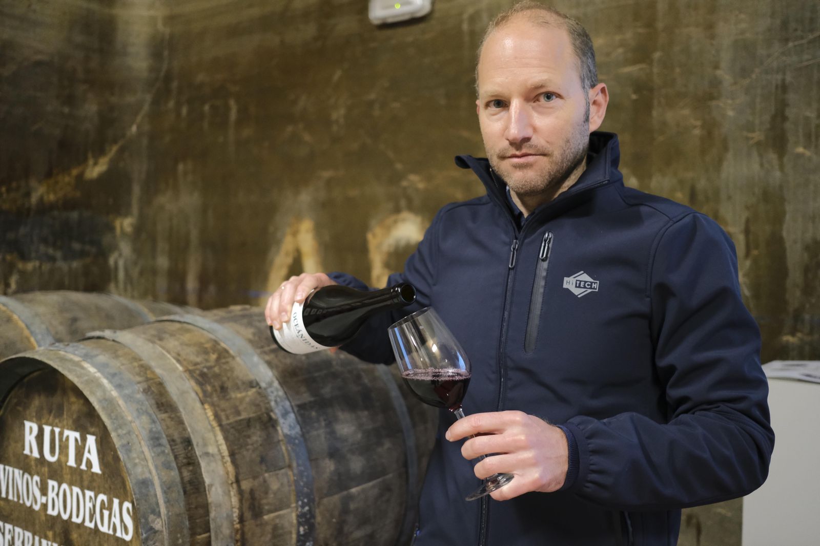 Juan Bernal muestra uno de sus vinos tintos.