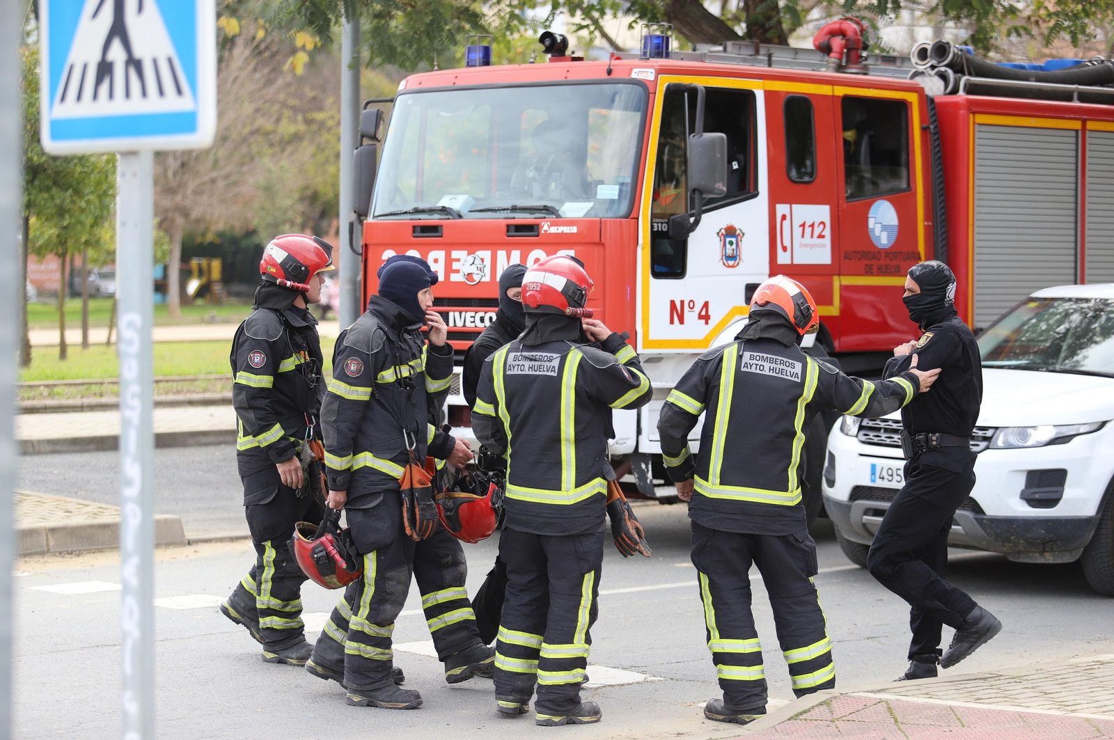 Imágenes del atrincherado que amenazaba con hacer estallar una bombona en el Torrejón, Huelva