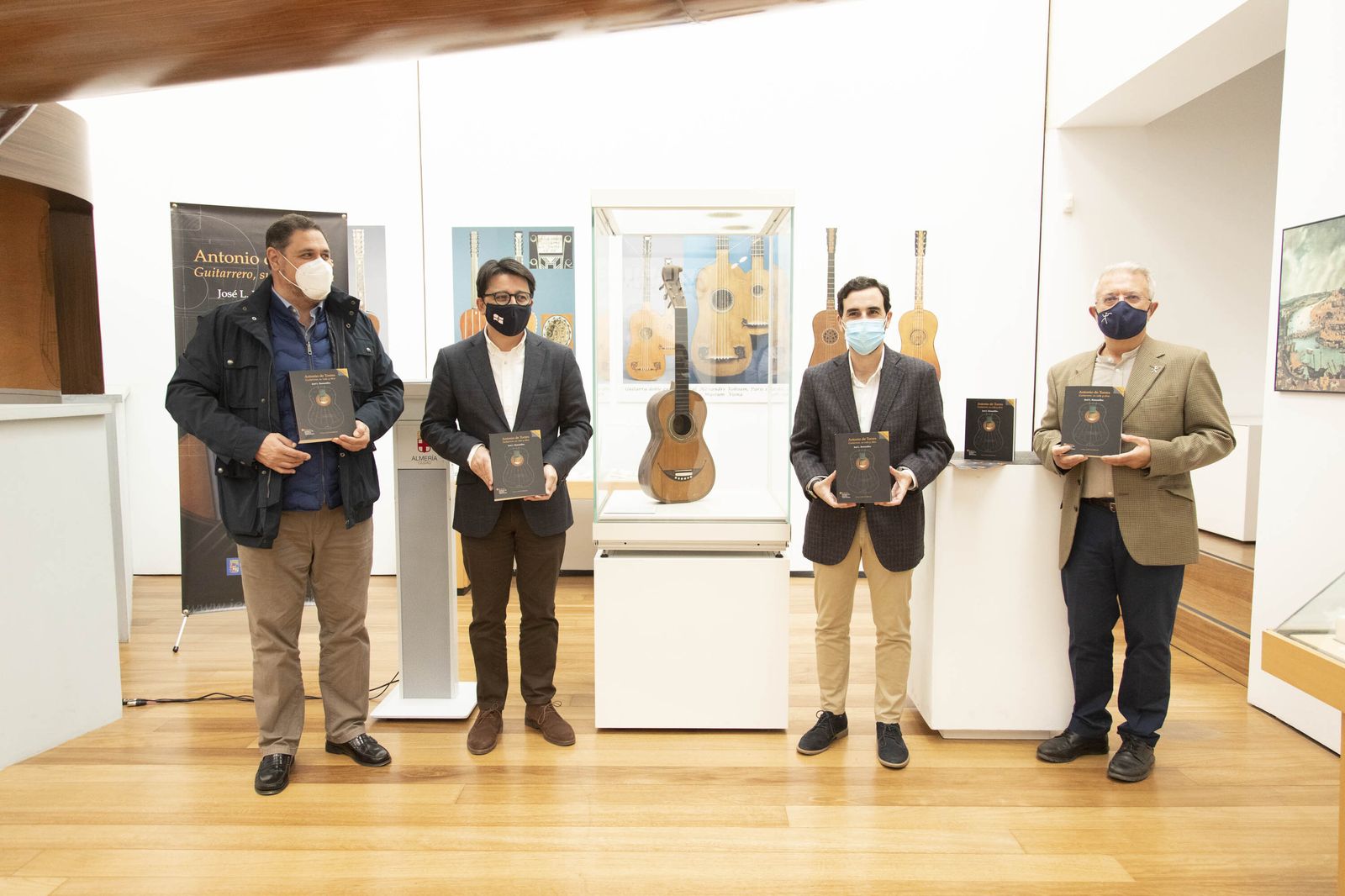 Francisco Alonso, Manuel Guzmán, Carlos Sánchez y Carlos González presentando la obra.