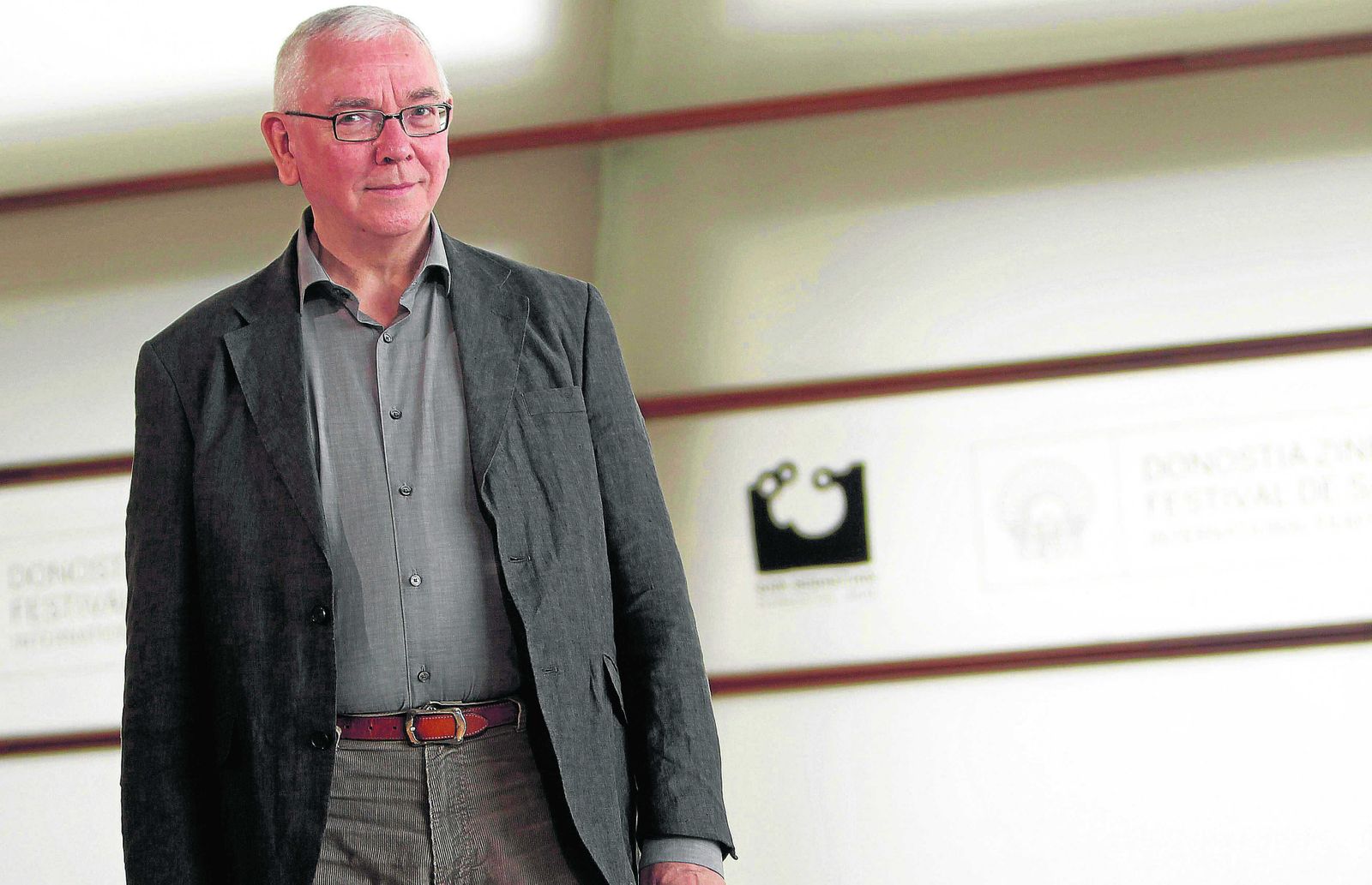 El director británico Terence Davies, en el Festival de San Sebastián de 2011. Abajo, Tom Hiddleston y Rachel Weisz en ‘The deep blue sea’.