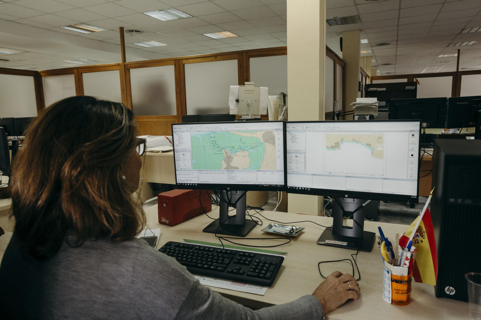 Una operadora de la sección de Cartografía trabajando
