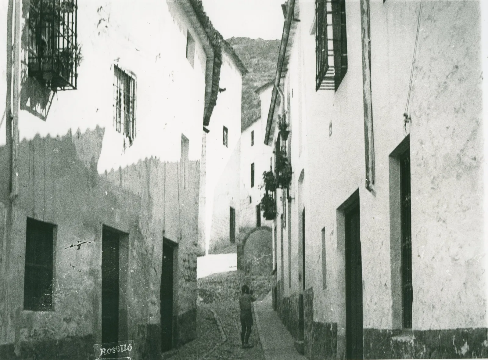 Cuesta de San Miguel en la Guerra Civil, con la boca cilíndrica del refugio al fondo.