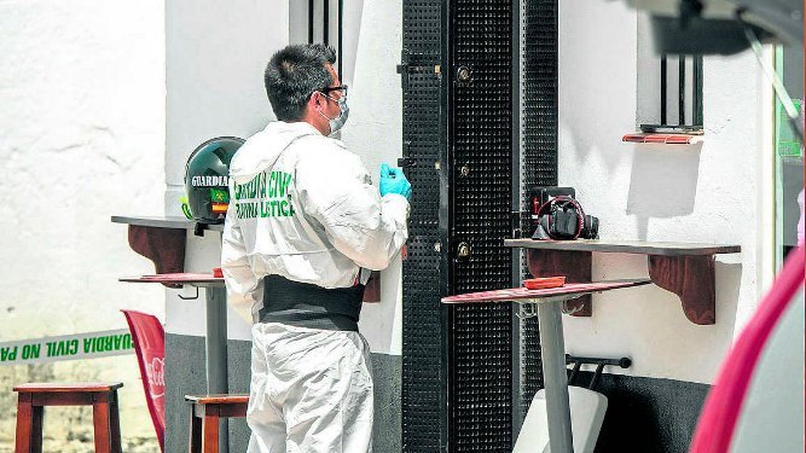 Un agente de la Policía Científica en la puerta de la taberna La Lola, en 2015.