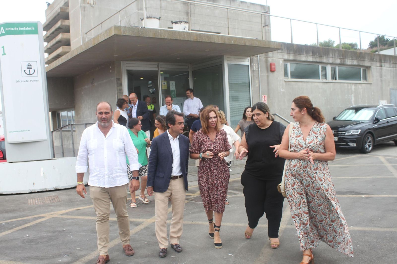 La Consejera de Fomento durante su visita al puerto de Conil.