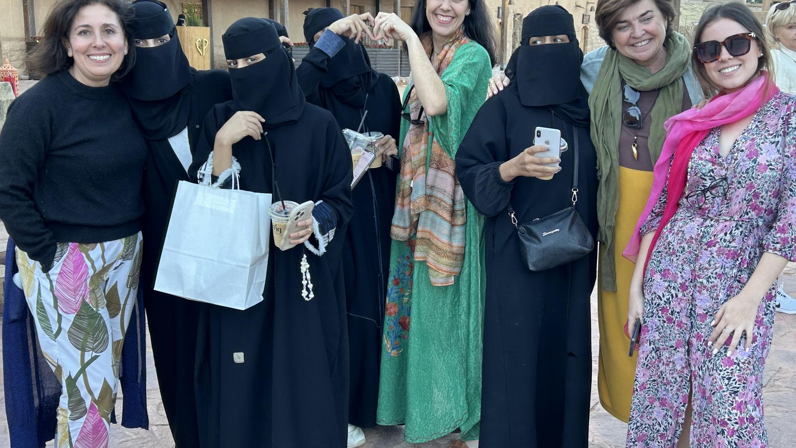 Un grupo de chicas árabes dan la bienvenida a un grupo de periodistas españolas.