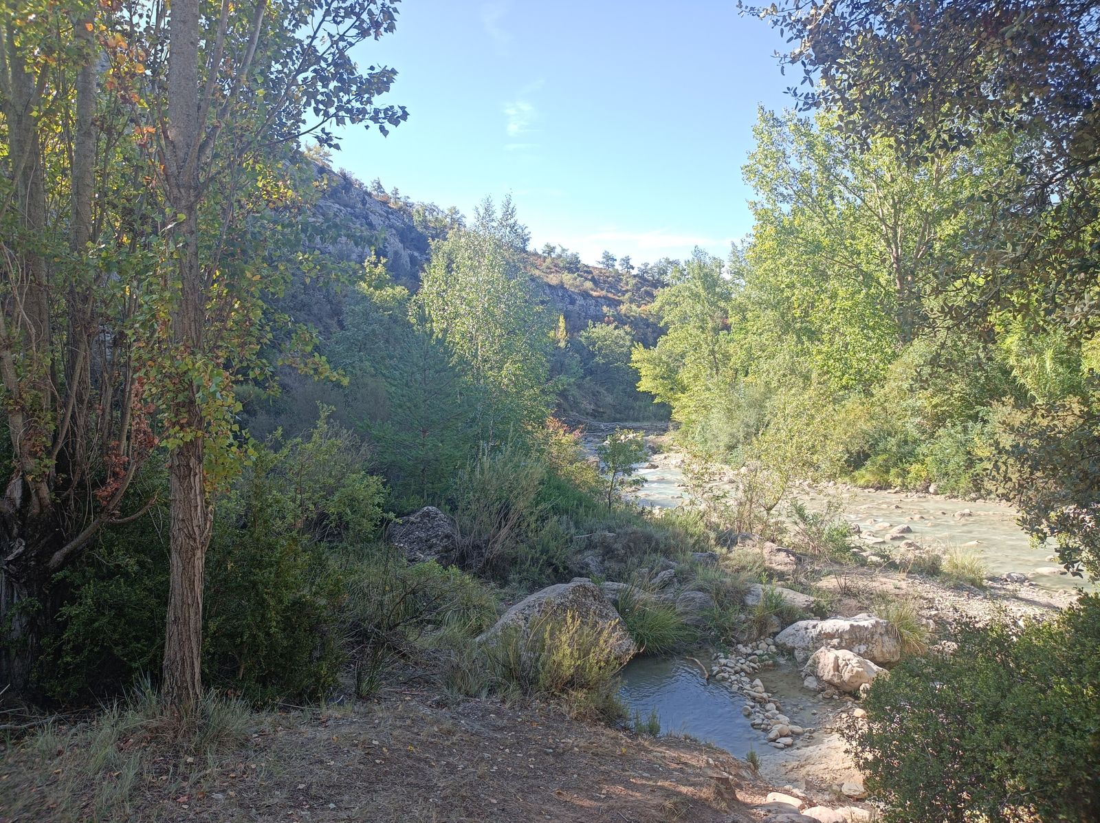 El río Isábena llama la atención por sus aguas tan celestes.