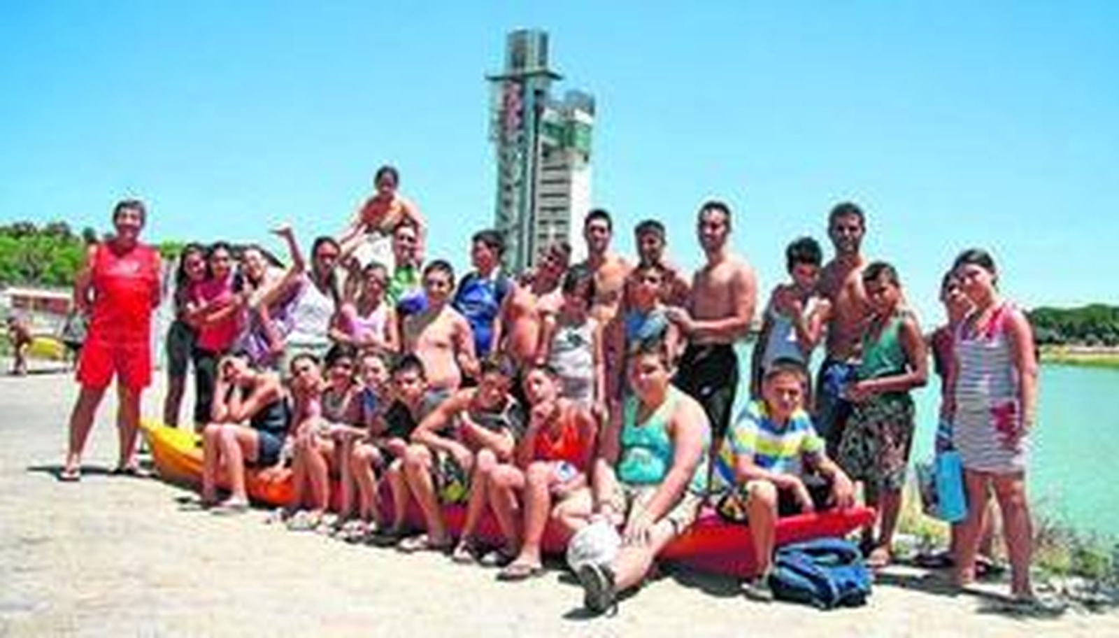 El grupo de menores, ayer a orillas del río.