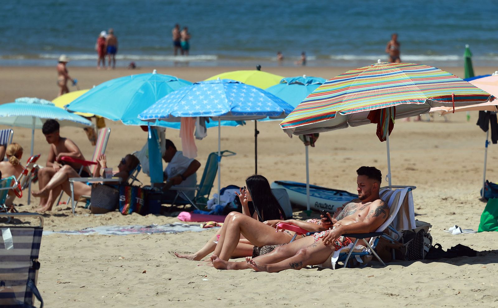 Imágenes del ambiente en las playas de Punta Umbría y La Bota en la mañana del domingo