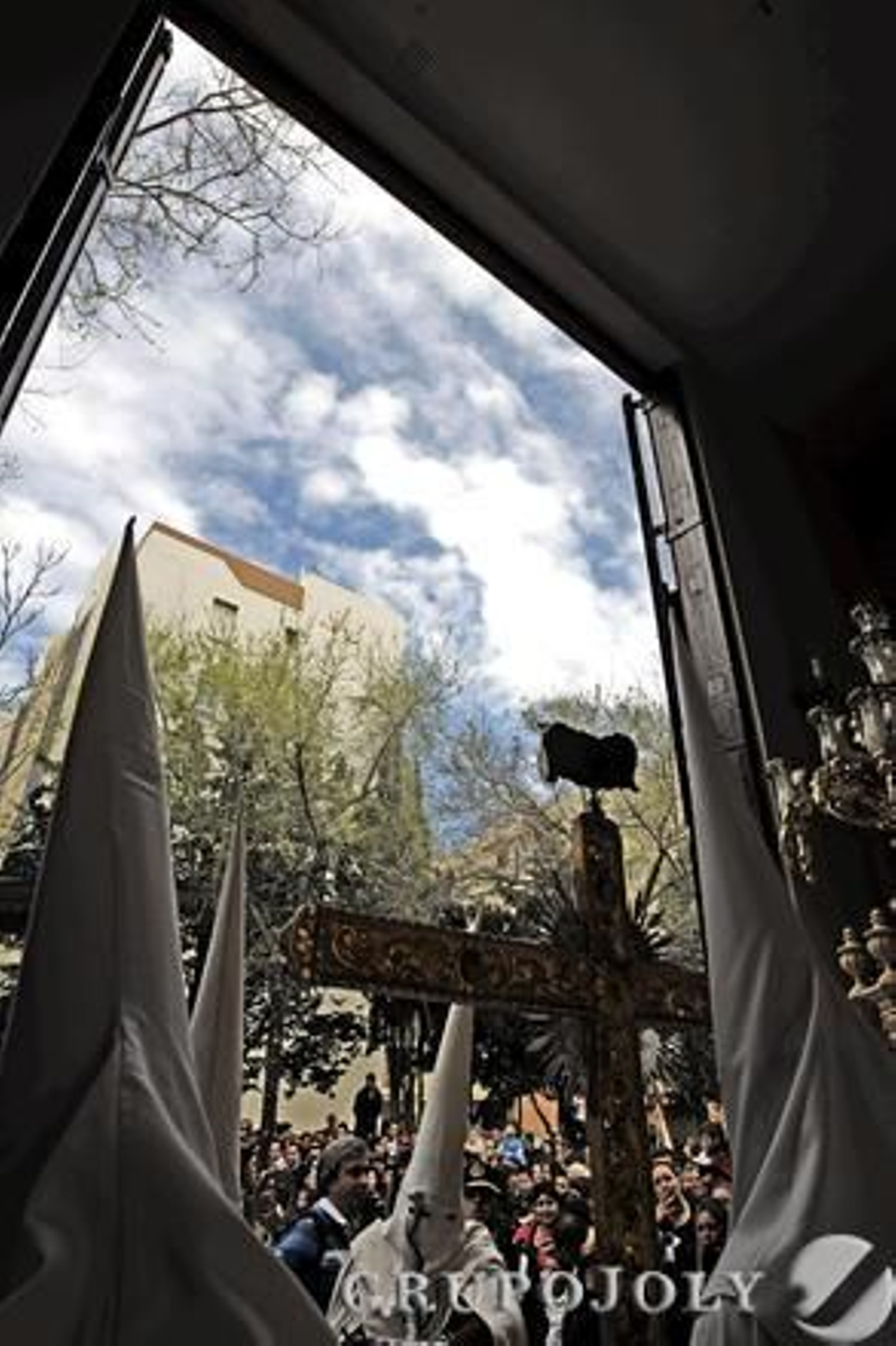 La Oración en el Huerto sale pero se ve obligada a volver a su templo a causa de la lluvia.

Foto: Julio Gonzalez