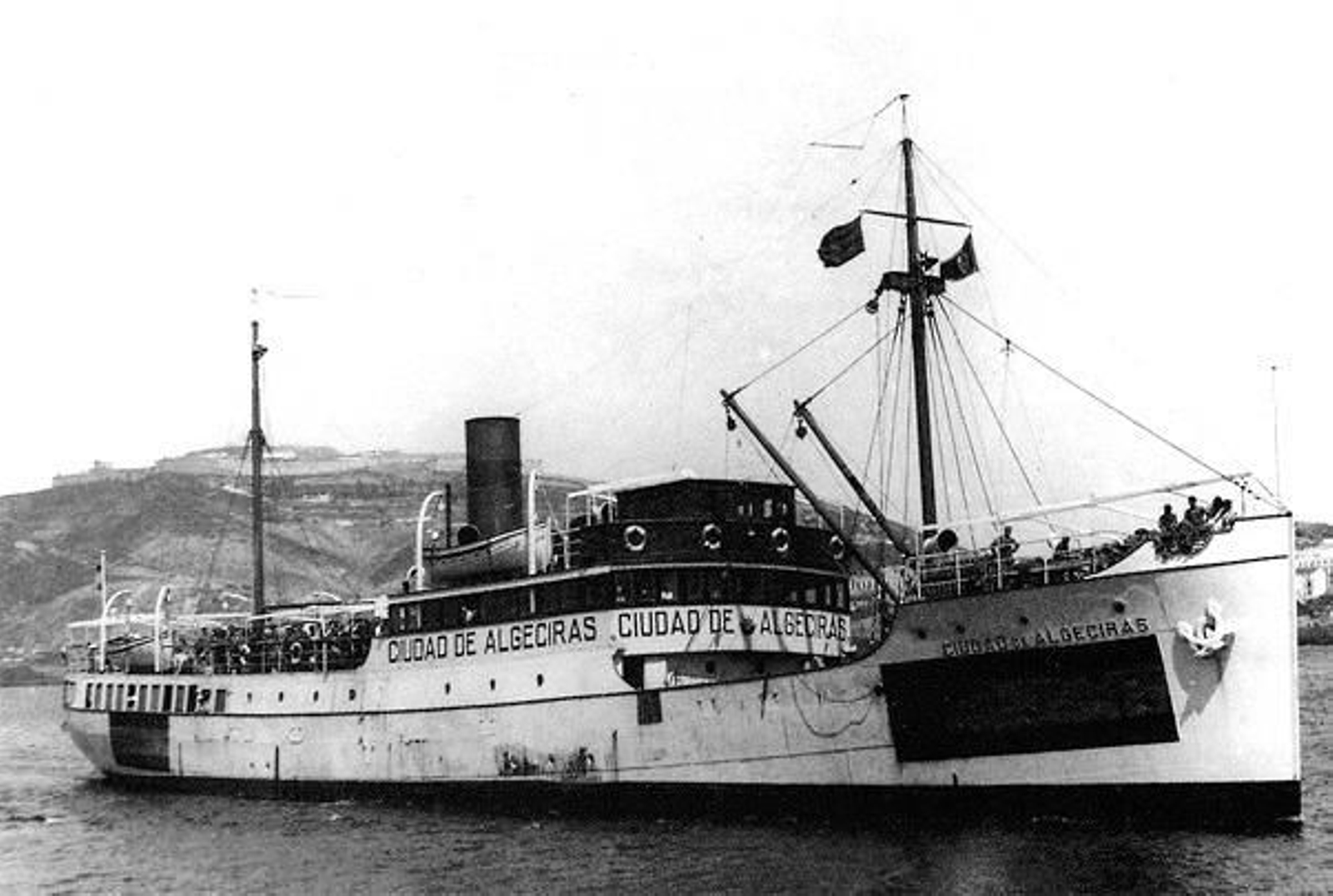 El 'Ciudad de Algeciras', equipado con armamento en el arsenal de La Carraca por los sublevados, realizando funciones de patrullero en aguas del Estrecho en 1936.