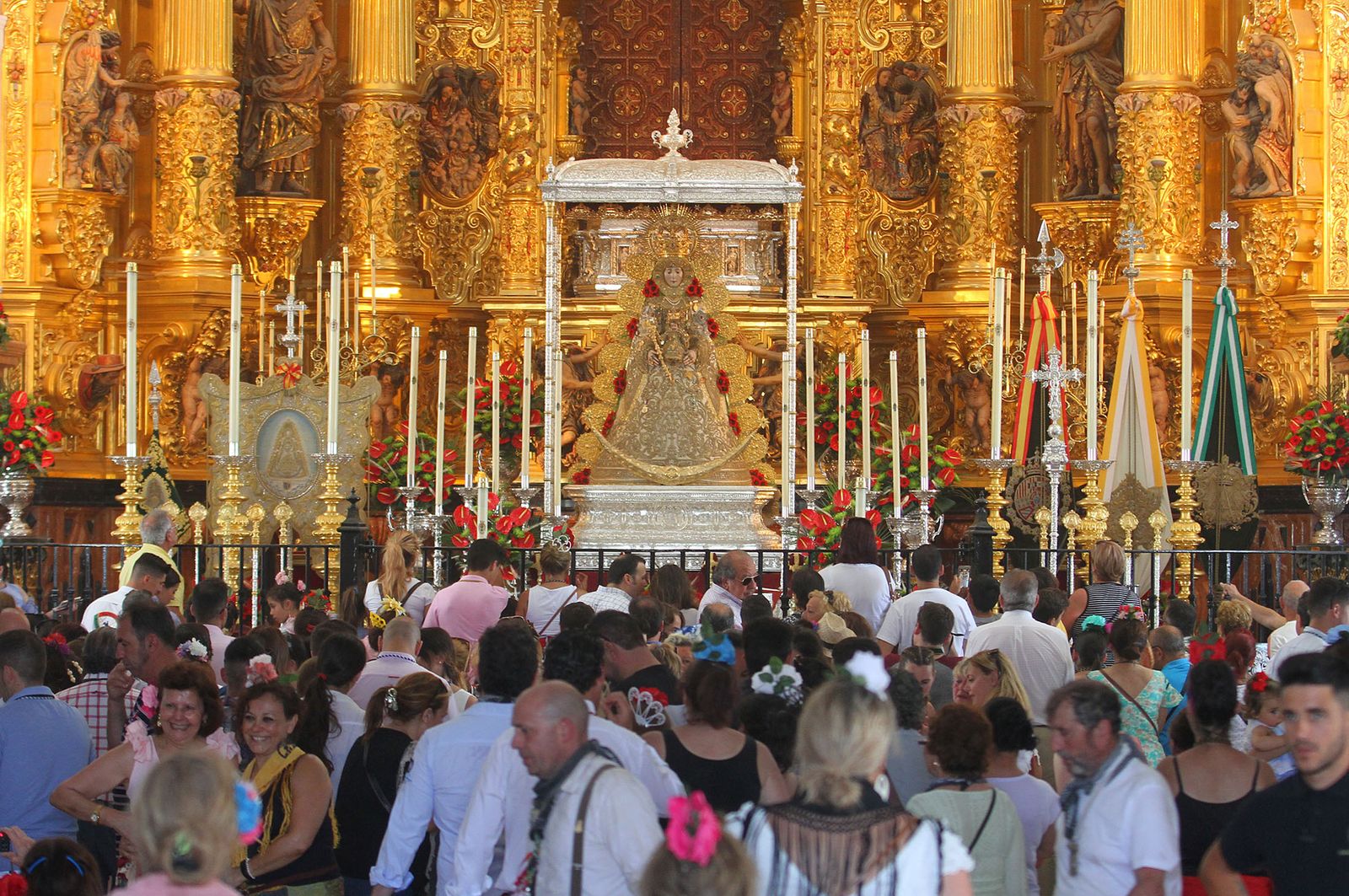 La Virgen del Rocío durante la Romería del Rocío.