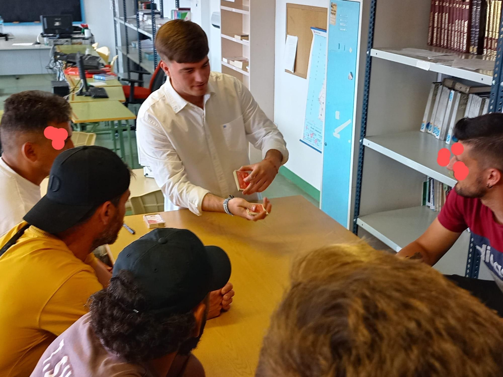 El mago Álvaro Segura realiza uno de sus trucos.