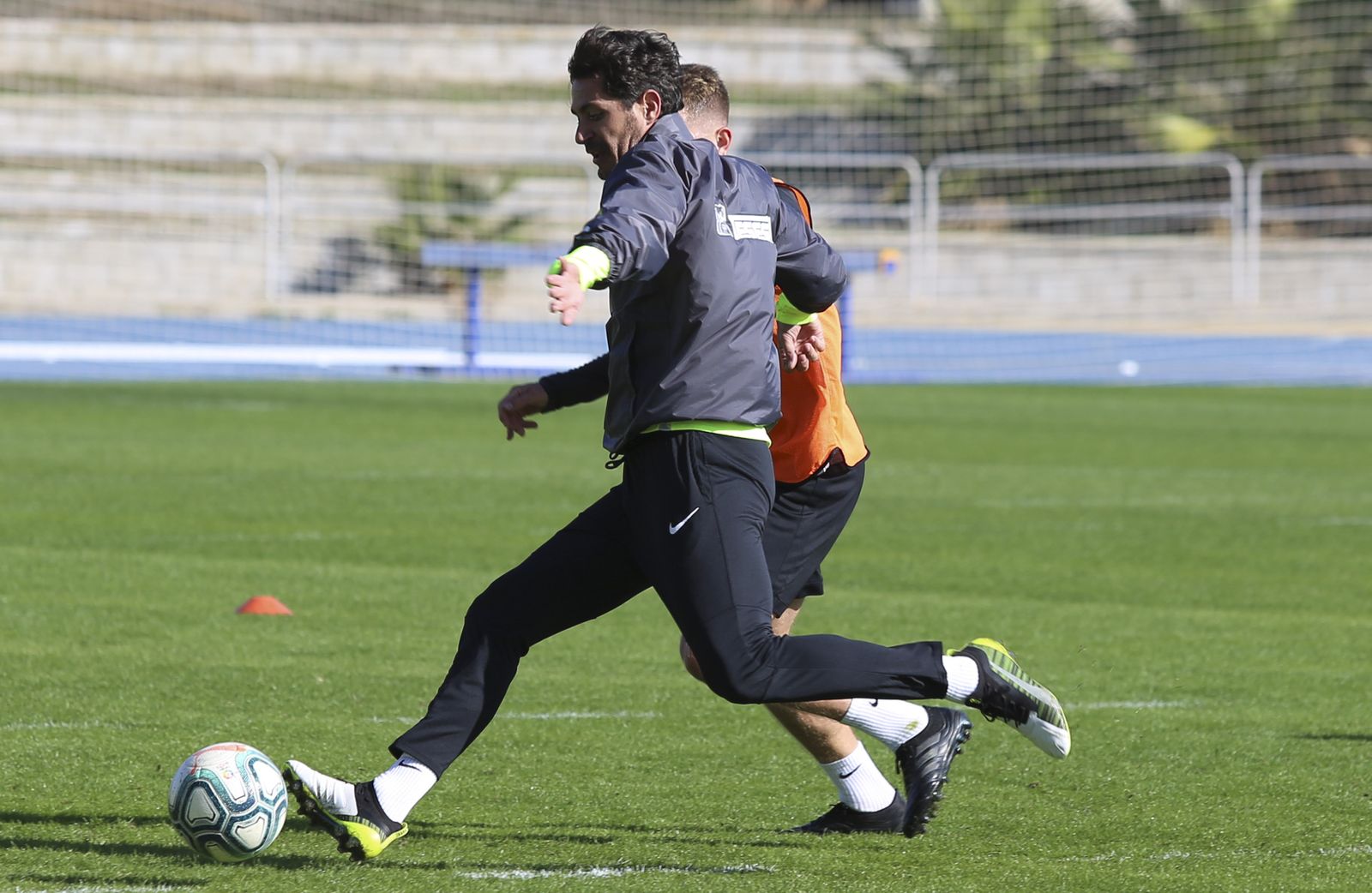 Adrián, Renato Santos y Lombán pisan césped