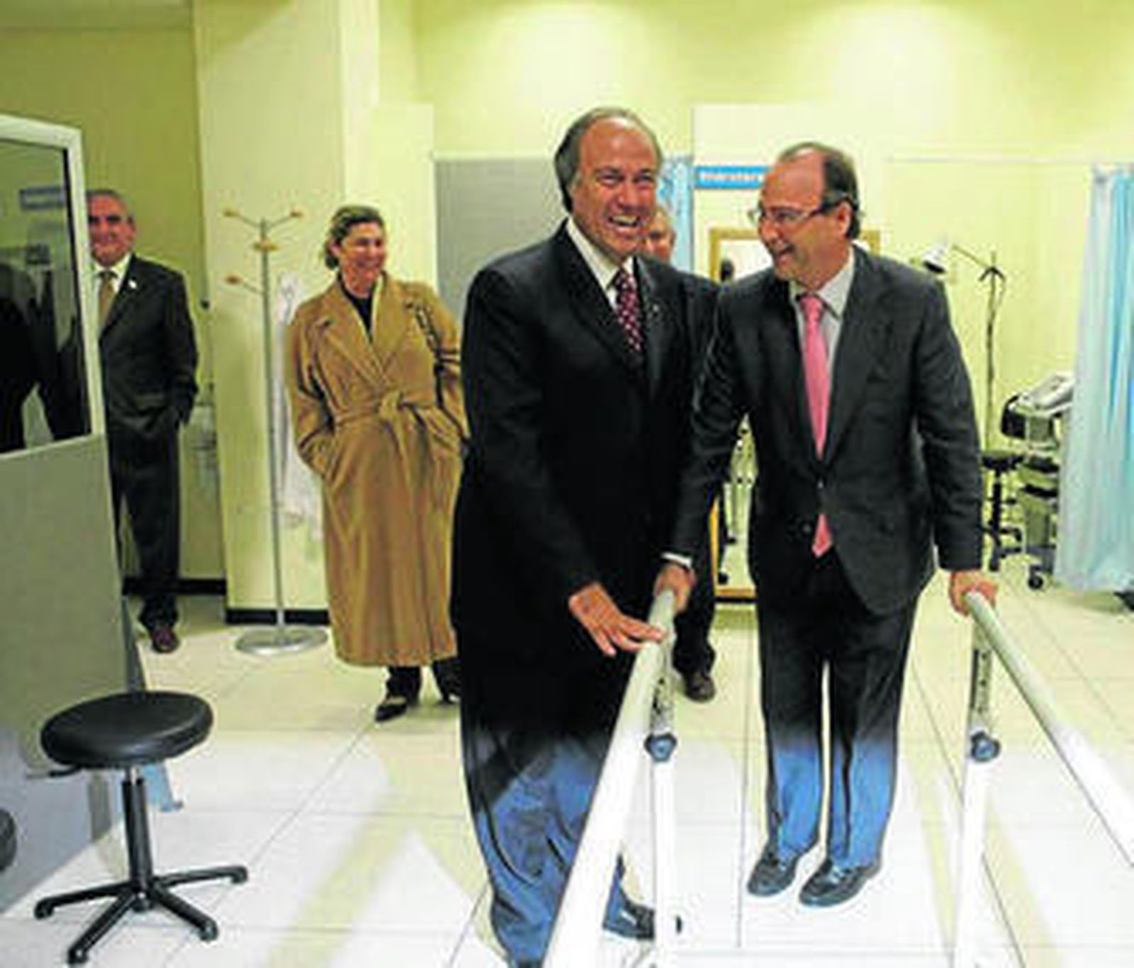 El director de Asepeyo en Almería, Pascual Sánchez, con el alcalde.